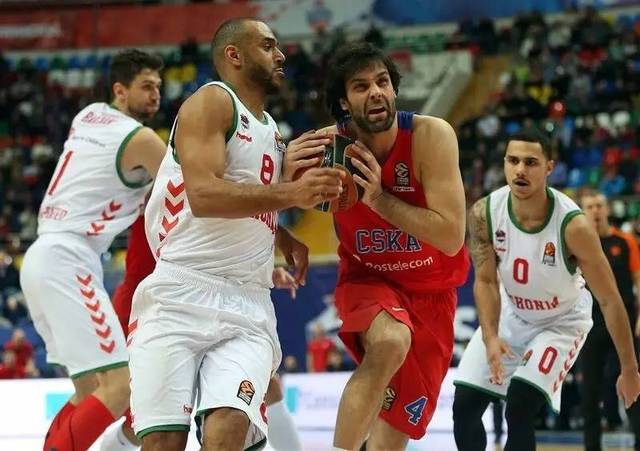 美国球星格林愤然离场！科尔揽责：35岁老将主动让位显担当？（美国球星格林怒退场！科尔承担责任：35岁老将主动让贤彰显担当？）