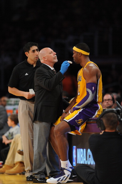 内线予取予求！小杰克逊半场高效砍下17分7篮板（内线无人可挡！小杰克逊半场高效斩获17分7篮板）