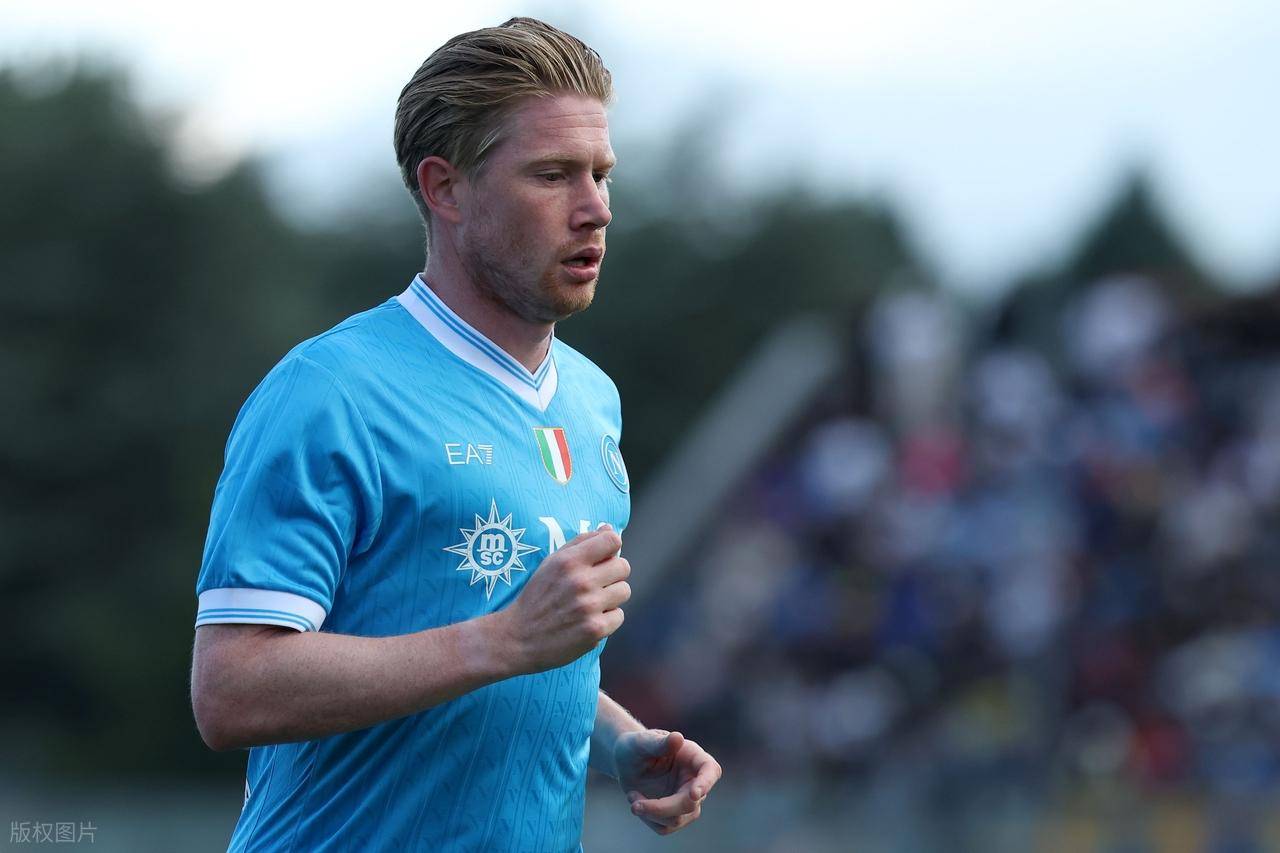 巴萨梅西进球助球队领先塞维利亚（梅西建功助巴萨领先塞维利亚）