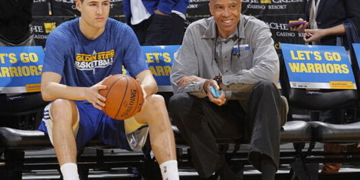 杜兰特超神表现率队逆转取胜（杜兰特神勇爆发带队上演逆转胜）