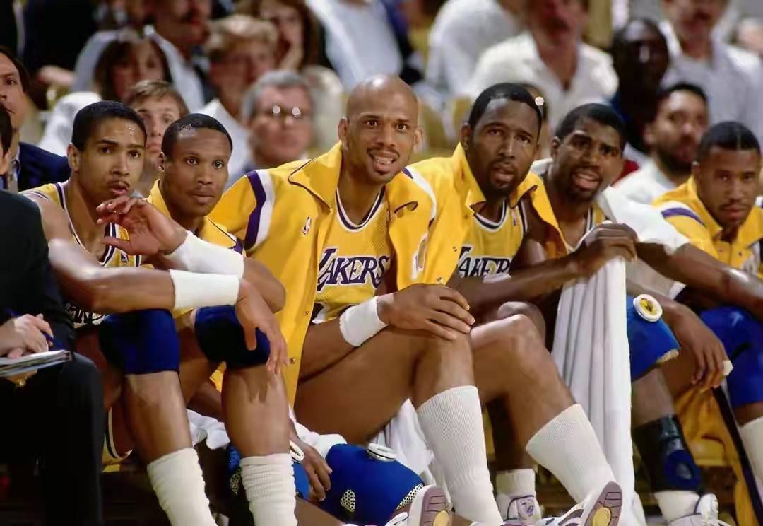 NBA官方最新新秀榜：弗拉格继续领跑，克尼佩尔&奎因紧追（NBA官方更新新秀榜：弗拉格稳居榜首，克尼佩尔与奎因紧随其后）