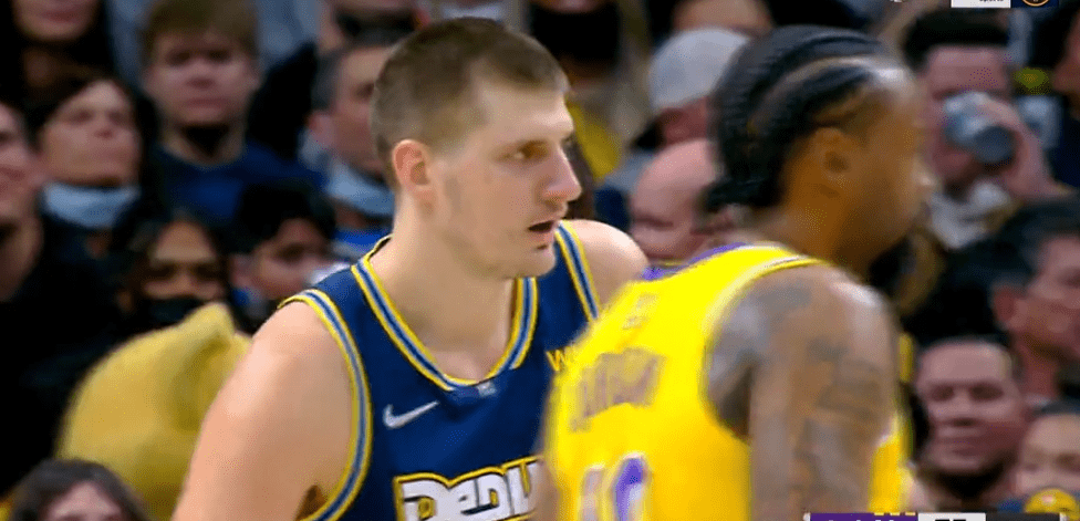 根据最新报道，独行侠队管理层有意在交易市场上寻求浓眉哥的加入。（消息称独行侠管理层正考虑通过交易引进安东尼·戴维斯）