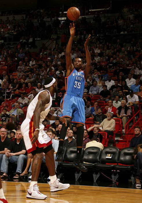 王钰栋新经纪公司：曾代理莱万、拜尔，旗下球员多在德国、瑞士踢球（王钰栋签约新经纪公司：曾代理莱万、拜尔，客户多在德国与瑞士联赛效力）