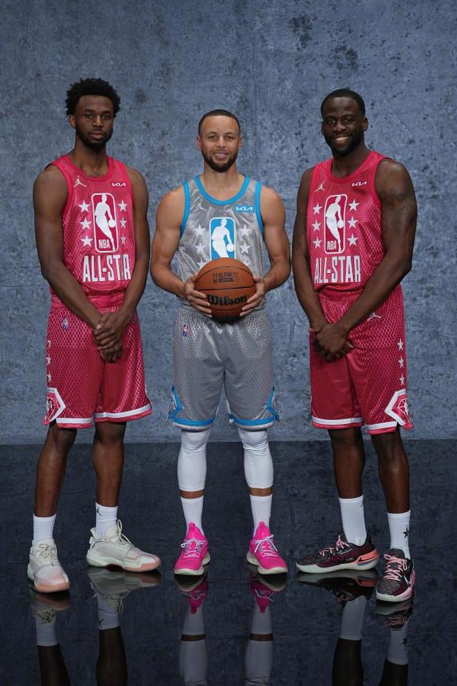 男篮启程回国！球员情绪低沉，北京3将洽谈，明日开启俱乐部杯！（男篮踏上归程，队员情绪低落，北京三将洽谈在即，俱乐部杯明日打响）