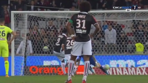 记者：阿隆索打破皇马传统，在自家训练基地进行欧冠赛前备战（记者称阿隆索打破皇马惯例，欧冠赛前改在自家基地备战）