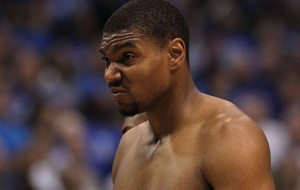 仍在摸索使用文班的最佳方式——米奇会密切把控他的出场时间（文班最佳使用方案尚在探索，米奇将严控他的出场时长）