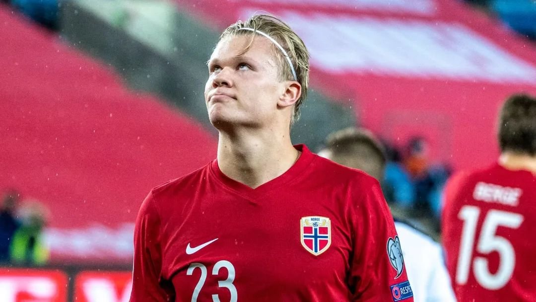 英国女歌手利帕现场观看阿根廷国家德比，并与里克尔梅合影（英国歌手利帕现身阿根廷国家德比，与里克尔梅合影留念）