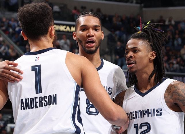 德甲生涯第10次戴帽，凯恩赛后将比赛用球带走收藏（凯恩德甲生涯第10次上演帽子戏法，赛后将比赛用球带回珍藏）