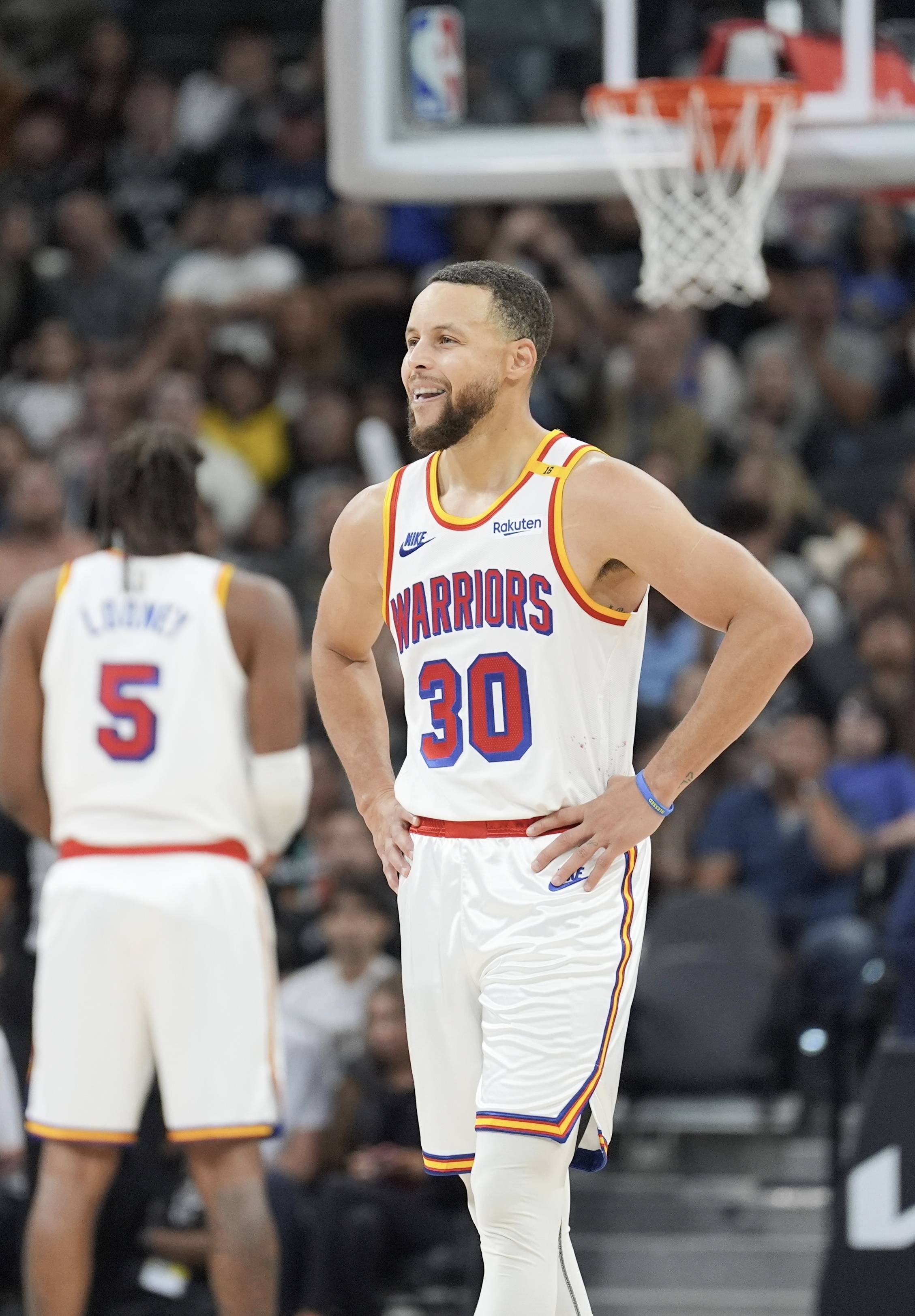 篮球湖人球员场上发挥获得球迷认可（湖人球员出色表现赢得球迷称赞）