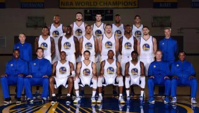 意大利赛车手罗西回忆马拉多纳：我曾单膝跪地亲吻他的左脚（意大利车手罗西忆马拉多纳：曾单膝跪地亲吻其左脚）