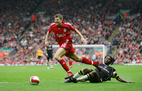 不容易！布里奇斯收板直接长传 阿努诺比晃飞防守人旱地拔葱暴扣（精彩一幕：布里奇斯抢板长传，阿努诺比晃开防守人原地起跳暴扣）