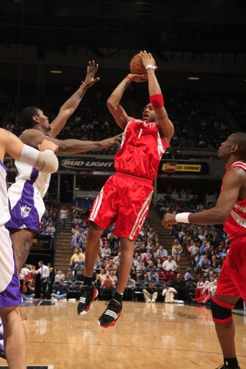 说谁呢？凯尔登在雷霆篮下强硬上进 高喊：骗子！TMD骗子！（说给谁听？凯尔登强势打进雷霆内线怒吼：骗子！TMD骗子！）