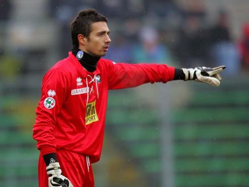 湖人詹姆斯关键封盖锁定胜局（詹姆斯致命封盖助湖人锁定胜利）