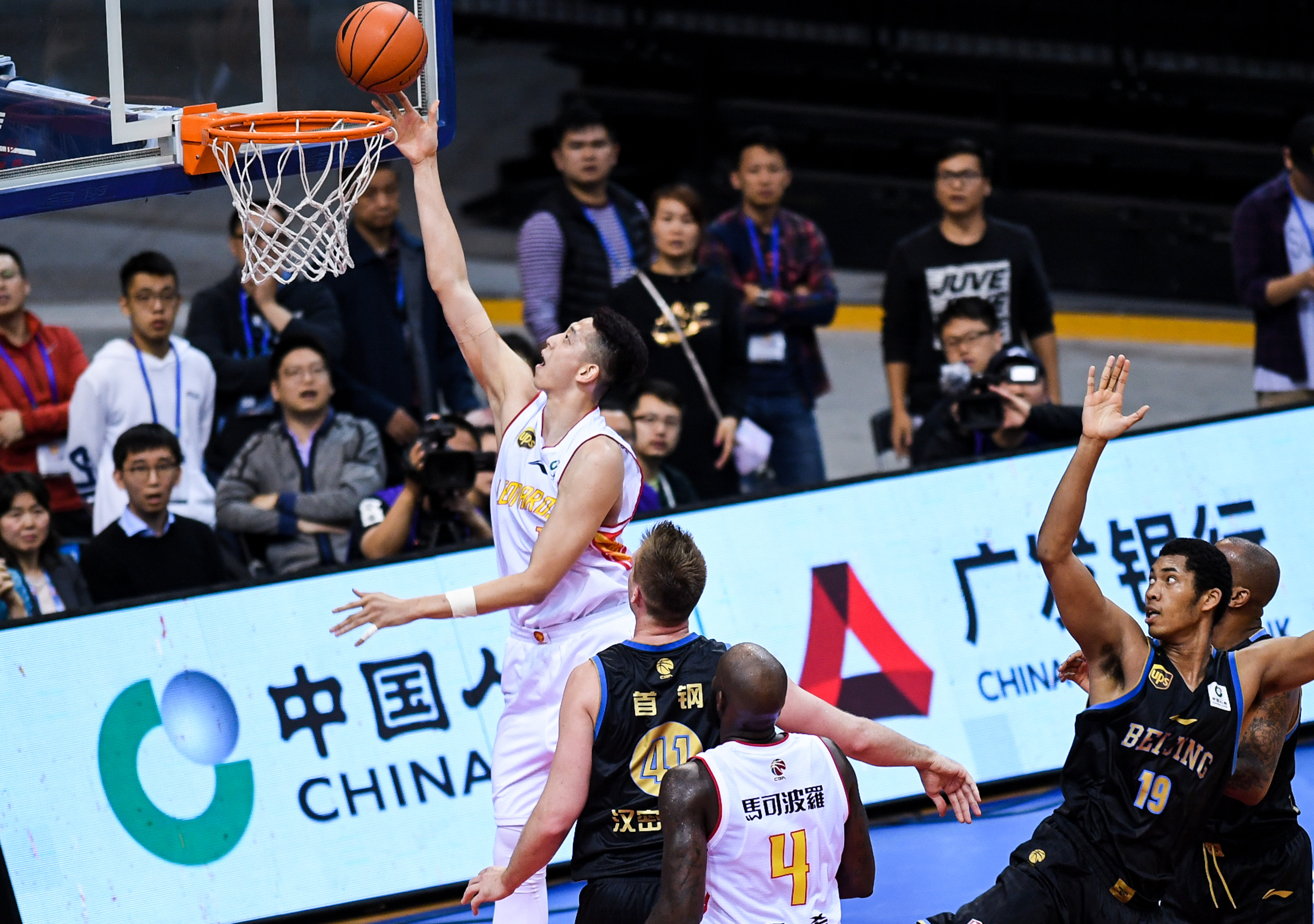 将功补过！东契奇传球失误后 回防送阿门罕见单臂大帽（失误后自我救赎！东契奇回追单臂大帽阿门）