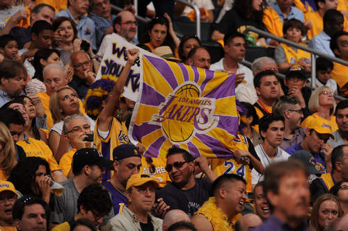 歌手：阿根廷跟巴西是宿敌没事！阿根廷可是有梅西！（歌手：阿根廷与巴西虽是宿敌，但有梅西坐镇不慌）