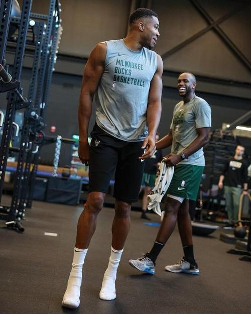 什么情况？湖人里夫斯下半场未首发 随后收到里夫斯退出比赛消息（湖人里夫斯下半场未首发，随后宣布退赛）