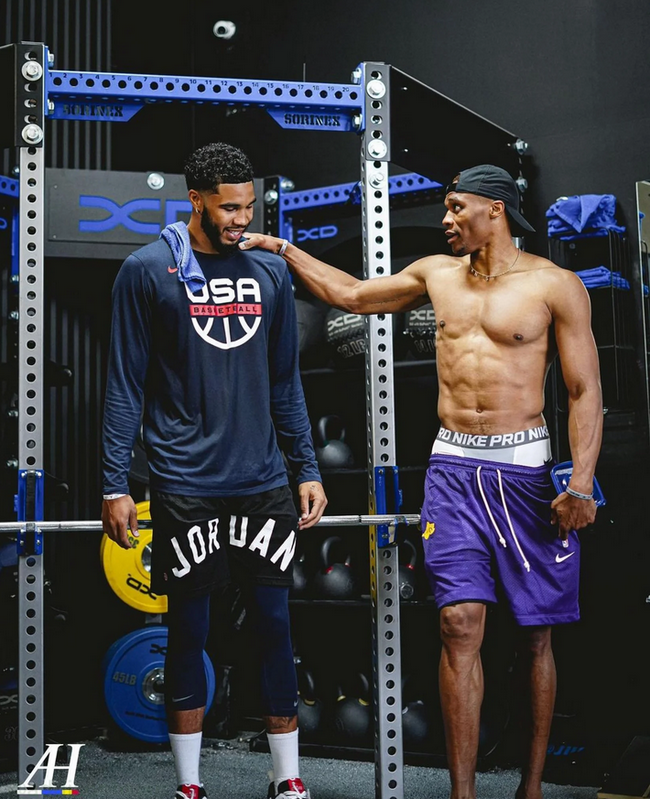 鞋底蹬踏跟腱位！西蒙斯致歉：范戴克是我的队长，我不会故意伤害他或任何人（鞋钉误踩跟腱引争议，西蒙斯道歉：范戴克是我队长，我绝无伤人之意）