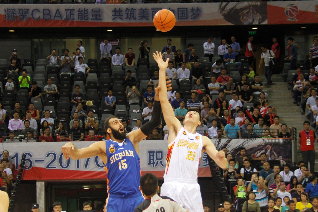 可怜的状元！球队不培养，国家队不重视，才20岁，场均仅11+3+1！（状元遭冷遇：俱乐部不肯栽培，国家队也不看重，20岁场均仅11分3篮板1助攻！）