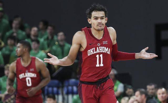 搞笑！哈特夺冠庆祝偷掐布伦森屁股，被摄像机全程拍下（笑翻！哈特夺冠庆祝悄悄捏布伦森臀部，镜头全程记录）