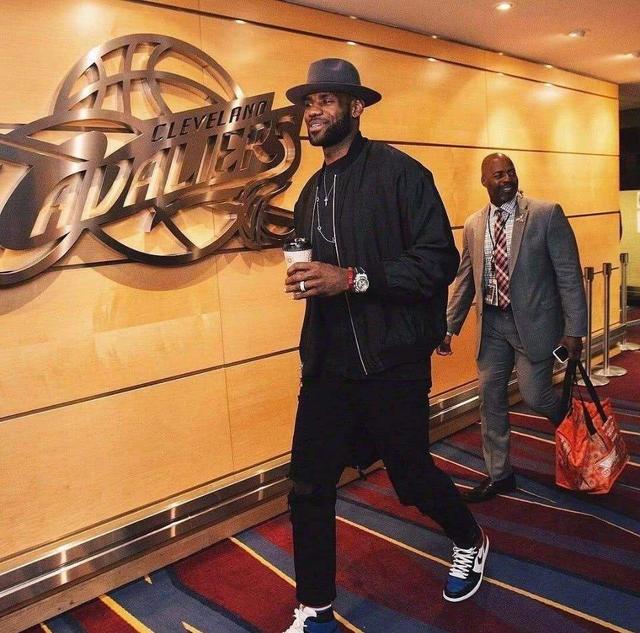 76人阵容年龄解析：老龄化趋势明显（76人阵容年龄盘点：老化趋势凸显）