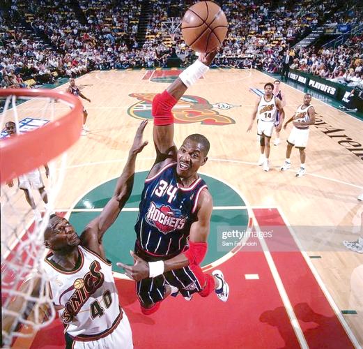 跟队：尤文想送走若昂-马里奥，然后签更有经验更全面的边后卫（随队记者：尤文考虑放走若昂-马里奥，寻求签下一名更有经验且更全面的边后卫）