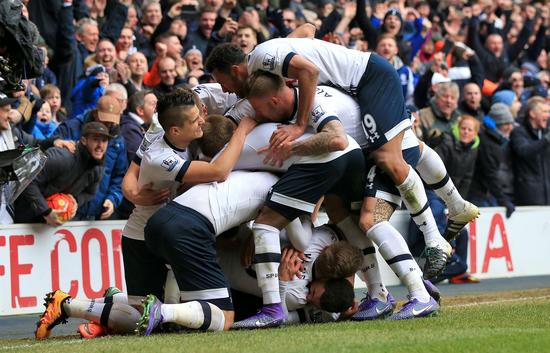 突然爆发！弗格单节怒砍16分，单节三分5投3中（弗格火力全开：单节拿下16分，三分5中3）