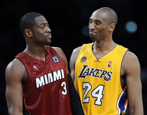 在极光下滑冰，这算不算人生的“高光”时刻？（极光之下滑冰，是否人生最闪耀的瞬间？）