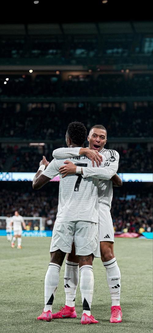 疑似拉倒巴恩斯未吹罚犯规，詹姆斯：我只是碰了他，没拉他（被质疑拉倒巴恩斯未判犯规，詹姆斯回应：只是碰到并非拉人）