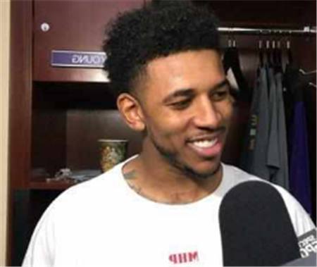 伤愈回归，三笘薰重返球场进行单独训练（三笘薰伤愈复出 重返球场展开个人训练）