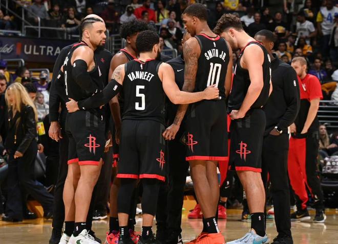 杰威复出首秀砍下11+4+8，过往32次缺阵雷霆仅1败（杰威复出首战贡献11+4+8，此前其缺阵的32场雷霆仅输1场）