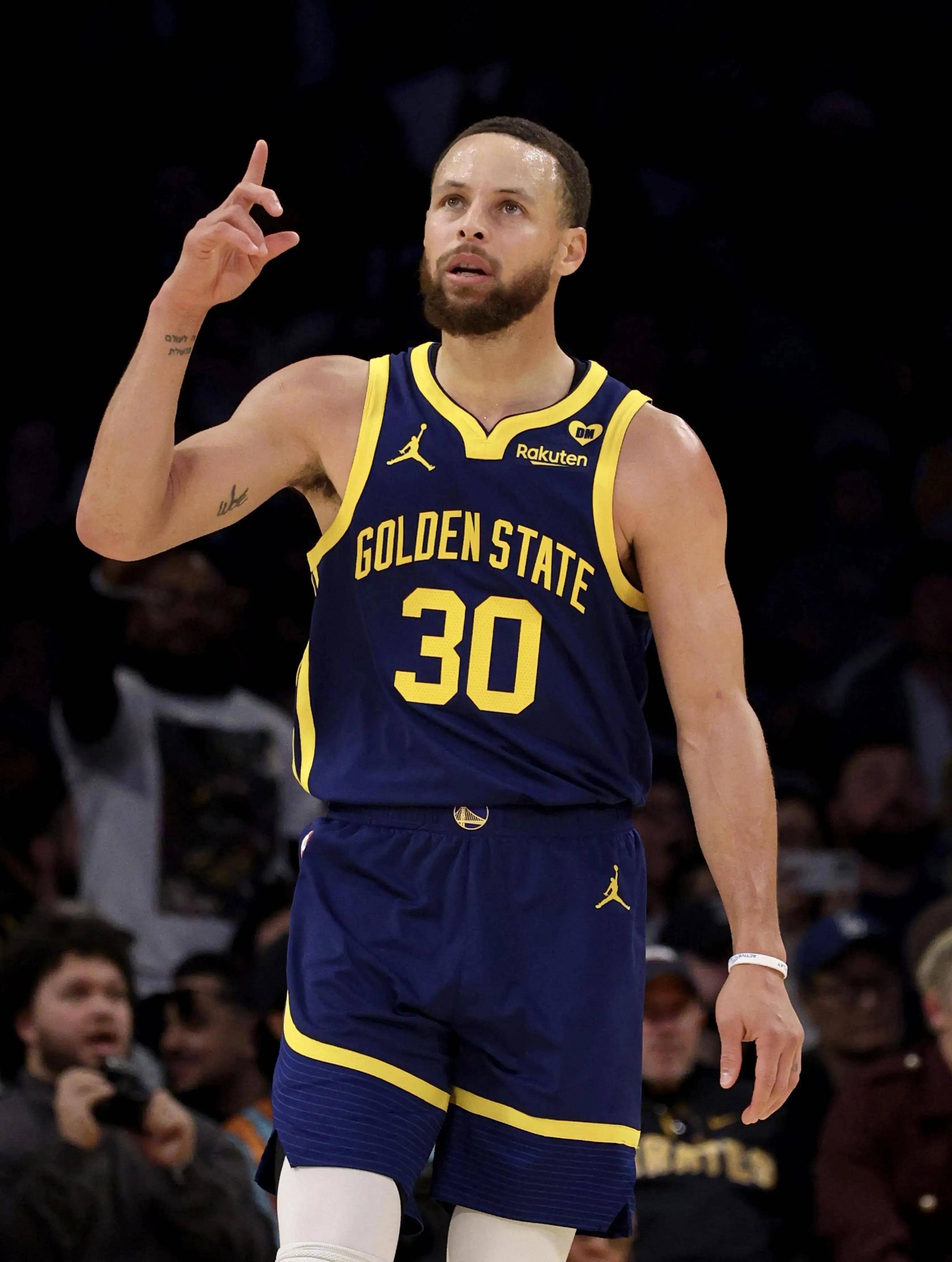 NBA杯战报：卡斯尔30分10板6助，马刺132-119击败湖人（NBA季中锦标赛战报：卡斯尔30分10板6助，马刺132-119力克湖人）